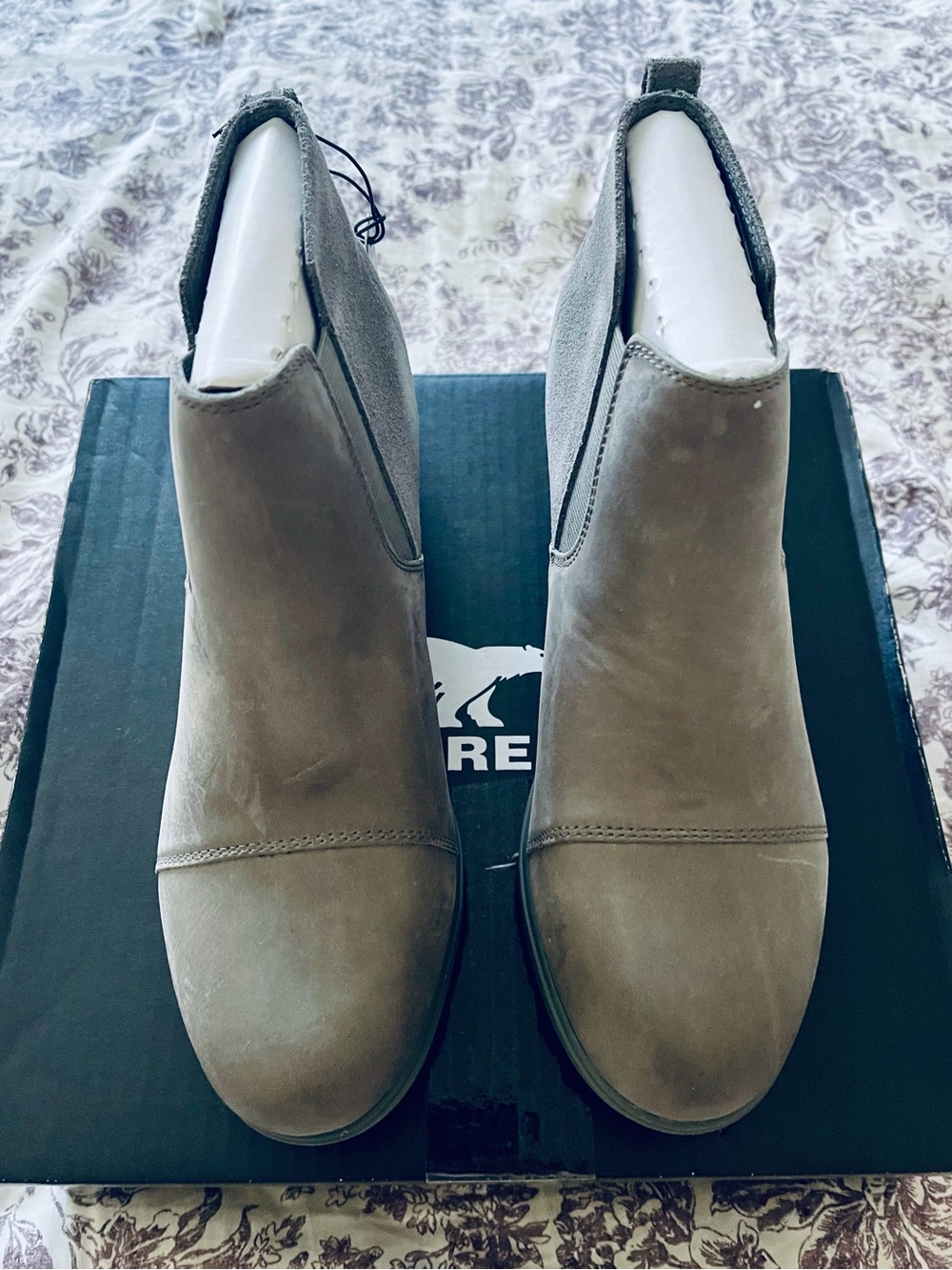 Sorel Evie Pull-On Chelsea Boots in Quarry and Gum; 8.5